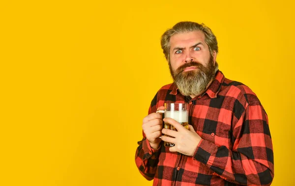 Cervecería. Hipster bebe cerveza. Celebra con alcohol. Añadiendo alegría en la vida. Hombre barbudo maduro sostener vaso de cerveza. Feliz cumpleaños. Toma un sorbo. Ocio y celebración. Hombre bebiendo cerveza en el pub — Foto de Stock