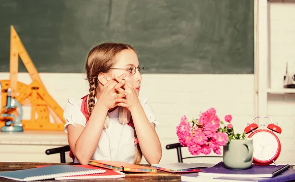 Školní životní koncept. Zdravý životní styl. Moderní dětství. Školní prázdniny. Klid mezi lekcemi. Školačka sedět stůl tabuli pozadí. Student na škole. Dívka malé dítě jíst jablečné svačinky — Stock fotografie