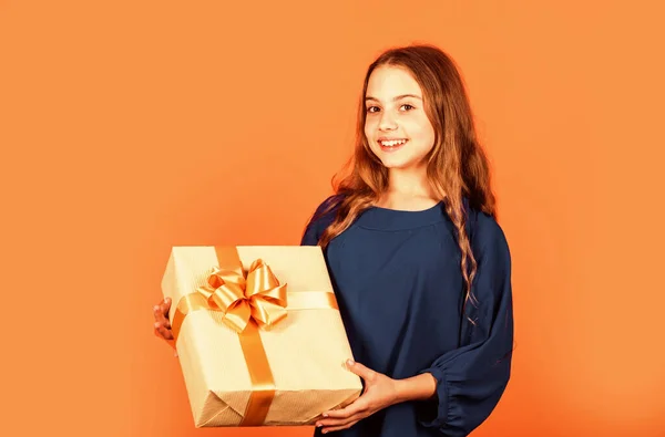 Niño alegre mantenga gran caja de regalo. Feliz año nuevo. Regalo de Navidad abierto. humor fiesta de Navidad. regalo de cumpleaños para ella. niña después de ir de compras. concepto de día de boxeo. listo para las vacaciones — Foto de Stock