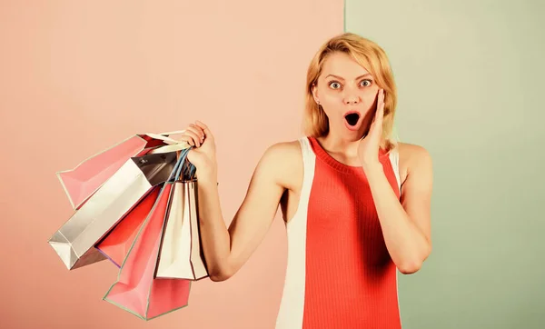 Descuentos y programa de lealtad. Venta real. Mujer en gira de compras. Retail y consumismo. Impacto ecológico. Satisfecho con sus compras. Chica con bolsas de papel. Concepto Viernes Negro. Feliz día de compras —  Fotos de Stock