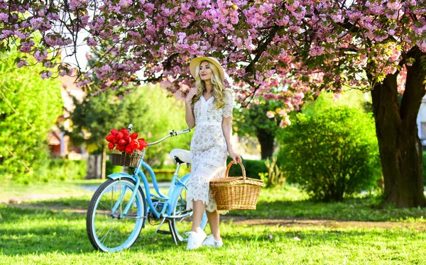 Ben özgürüm. Mükemmel koku. Parfüm kaplıcası ve alerji. Seyahat. Retro kadın lale çiçeği buketi satıyor. Klasik bisikletli, Sakura 'nın altında bir kız. bahar güzelliği ve moda. kiraz ağacı pembe çiçek — Stok fotoğraf