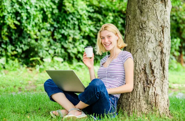 Ebédidő pihenés vagy kávészünet. A nyári parkban dolgozom. Okok, amiért kint kellene dolgoznod. A természet elengedhetetlen a jóléthez és a produktív képességhez. Lány munka laptop a parkban — Stock Fotó