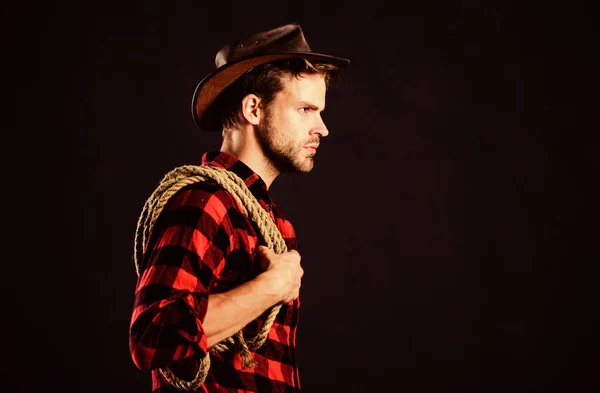 O cowboy sabe cantar. Homem de estilo vintage. cowboy retro do Oeste Selvagem. Camisa xadrez no rancho. Retrato de cowboy ocidental. cowboy com corda de laço. Ocidental. rodeio oeste selvagem. homem de chapéu fundo preto — Fotografia de Stock