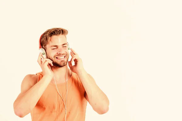 Hombre guapo barbudo chico escuchando música auriculares fondo blanco. Concepto de fan de música. Espectacular audiovisual. Melodía sobre varios tipos de música. Es un buen momento para crear nuevas realidades — Foto de Stock