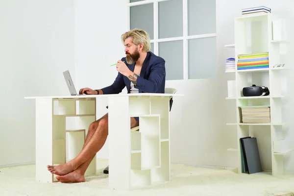 Distanciamiento social. El hogar es la mejor oficina. Educación en línea. Freelancer trabajando desde casa. Hombre trabajando en el portátil en casa. Un lugar de trabajo cómodo. Desarrollador de computadora de trabajo. Comunicación en redes sociales — Foto de Stock