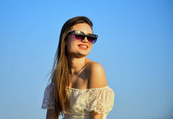 Moda de verano. Encuentra la fuerza interior. Chica en gafas de sol copiar espacio. Libertad. Tómate tu tiempo. Armonía y equilibrio. Psicología femenina. Hermosa mujer en el cielo azul del día soleado. Poder femenino — Foto de Stock