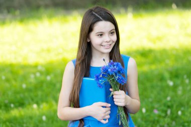 Öğretmenler günün kutlu olsun. Mutlu çocuk öğretmenler günü için çiçek tutuyor. Küçük kız okula geri döndü. Öğretmenler günü kutlaması. Özel ders. Uluslararası Öğretmenler Günü