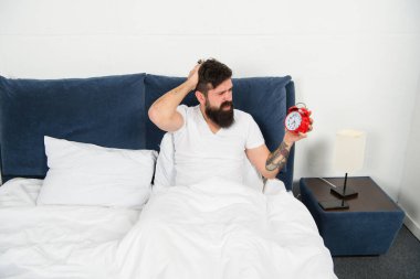 Vücut saati. Uykucu hippi çalar saatle uyandı. Sakallı adam, retro saati kontrol et. Saat geri. Her zamankinden fazla uyuyorsun. Sabah vakti.