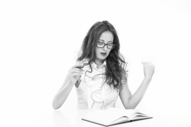 Seksi sekreter. Tutkuyla çalışmak. Çalışma masasında yazan kadın. Belgelerle ilgili evrak işleri. Genç baştan çıkarıcı öğretmen. Gözlüklü seksi kadın. Harika esmer kız, çalışmak için ilham aldı. Sınavı geç.