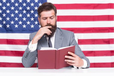 Herkes eğitimin peşinden koşma özgürlüğüne sahip olmalı. Öğretmen Amerikan bayrağı üzerine kitap okudu. ABD 'de eğitim. Amerikan eğitim sistemi. Yüksek öğrenim. Üniversite ve üniversite. Bağışlar ve burslar
