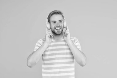 Favori melodileri dinlemek sadece sizi daha mutlu ve yaratıcı değil, aynı zamanda daha sağlıklı da yapar. Mükemmel bir fikir. Hippi müzik kulaklığı dinler. Kablosuz kulaklıklar. Enstrümantal müzik