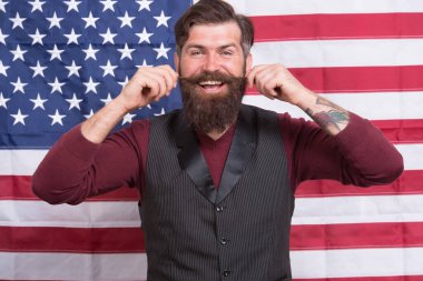 İyi tatiller. Amerikan değerlerini yükseltmek. Kendine güvenen iş adamı, Amerikan bayrağı geçmişi. 4 Temmuz 'da. Bağımsızlık Günü. Özgürlüğün kutlanması. Kültürel kimlik. Amerikalı adam bayramı kutluyor