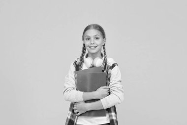 Okul dersi. Edebiyat okuyorum. Bilgiye doğru. Kurallara uymayı öğren. Modern okul öğrencisi. Ücretsiz yemek. Okula tekrar hoş geldin. Çocukları önümüzdeki akademik yıl için motive et. Liseli kız kitapları tutuyor.