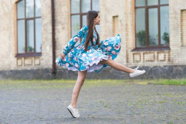 Çocuklar için eğlenceli yaz aktiviteleri. Mutlu çocuk dışarıda eğleniyor. Şık giyinmiş enerjik bir kız. Oyun ve eğlence. Boş zaman ve boş zaman. Aktif oyunlar. Çocukluk eğlencesinin tadını çıkarıyor. Yaz tatili ve tatiller