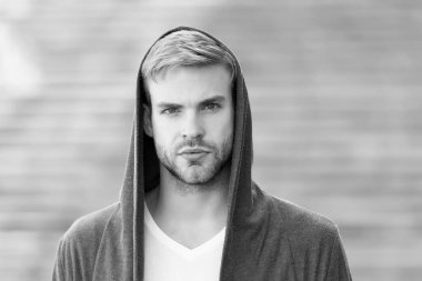 Popüler sokak tarzı. Kapüşonlu, kentte yaşayan yakışıklı bir adam. Moda modası. Günlük rahat giysiler. İyi giyinmenin zevki harika. Erkek modası etkisinde. Modaya uygun genç bir adam.