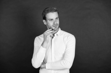 Yakışıklı bir ofis çalışanı. Erkek resmi gömleği. Resmi moda. İşçiler işsizlikle karşı karşıya. Finansal danışman. Beyaz yakalı işçi. Orta zincir yönetimi. Erkek giyim tarzı