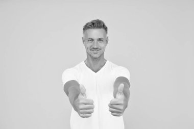 Onaylandı. Mutlu adam sarı arka plan verir. Terfi ve onaylama. Ürün tanıtımı. Satış promosyonu. Promosyon ve reklamcılık. Kişisel satış. Reklamcılık. Pazarlama ve tanıtım