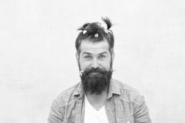 Komik yüzler ve duygular. Tam bir şaşkın adam. Komik saç stili olan bir adamın komik portresi. Berber ve kuaför. Babalar günün kutlu olsun. Karizmatik hippi. İyi eğlenceler. Çocuksu görünüyor.