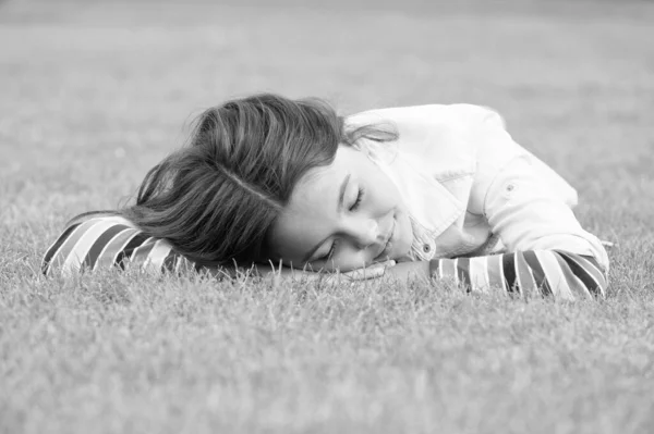 Little girl relax on green grass. spring is coming. human and nature concept. kid enjoy summer season. childhood happiness. Healthy sleep on fresh air. happy child lying on grass. dream — Stock Photo, Image