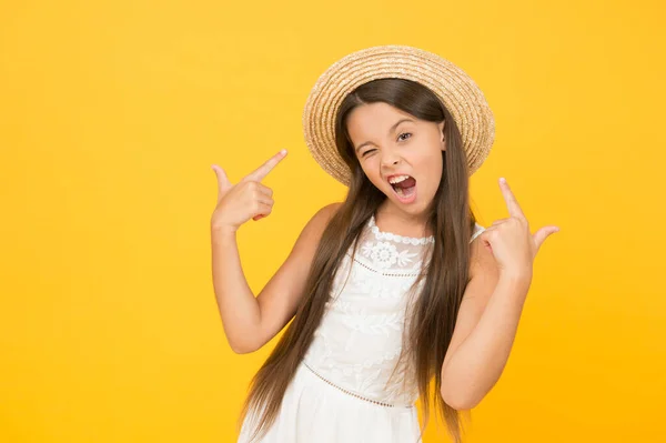 Disfrutando de un día cálido. Feliz infancia. Guay niña usar sombrero de paja. moda de playa para niños. niño pequeño sobre fondo amarillo. alegría y actividad de vacaciones. belleza. vacaciones de verano tan esperadas —  Fotos de Stock