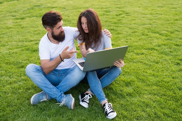 İnternet sörfü. Aşık bir çift yazın dışarıda bilgisayar kullanıyor. Not defteri bilgisayarı. Bilgisayar teknolojisi. Sanal dünya. Bilgisayar iletişimi. Bloglar ve bloglar. Sosyal ağ. Modern hayat — Stok fotoğraf