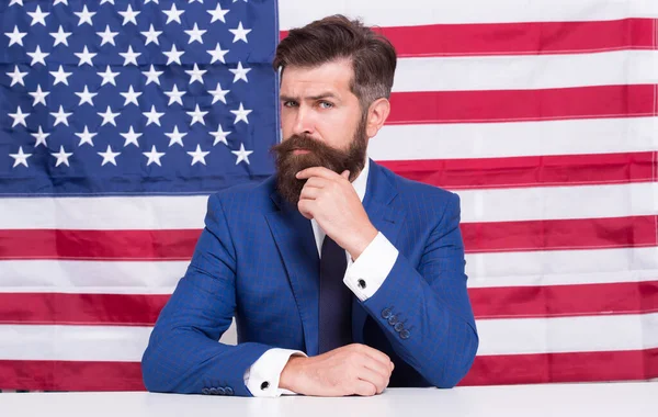 Nationella helgdagar. Firandet av segern. Skäggig hipsterman som är patriotisk för usa. Amerikansk reform. 4 juli. Amerikansk medborgare usa flagga. Amerikansk medborgare. Val i USA. Stolthet över moderlandet — Stockfoto