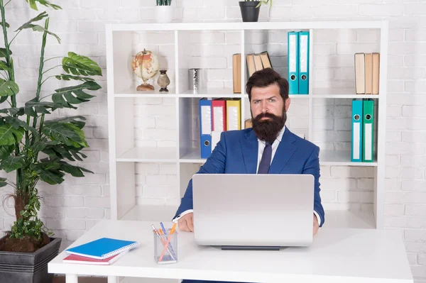 Gestionar negocios. El gerente se sienta en el escritorio. El gerente de oficina trabaja en la computadora. Jefe de proyecto en ropa formal. Gerente general o director general. Vida moderna y tecnología — Foto de Stock