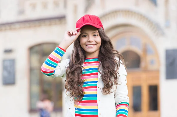 Celebre o dia das crianças. Férias. Rapariga sorridente. Aluna alegre. Feliz criança sorridente. Diverte-te. Miúdo feliz emocional ao ar livre. Menina vivendo a vida feliz. Conceito positivo. Expressão feliz — Fotografia de Stock