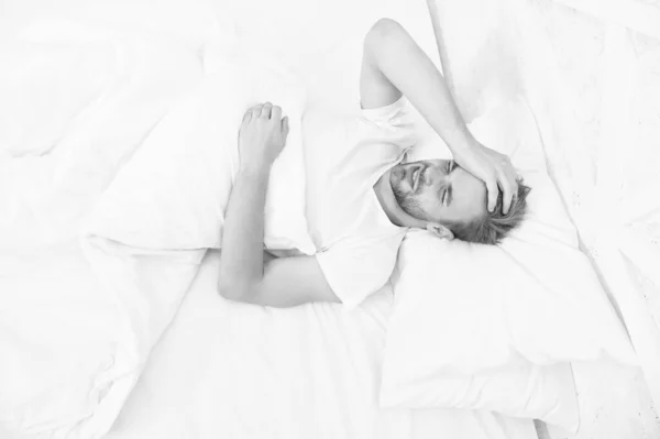 Yatakta aktiviteleri kısıtla. Adam uykusuz bir gece geçirmiş. Erkek sağlığı konsepti. Barışseverlik kavramı. Yorgun adam yatakta uyuyor. Sabah erken kalktım. Adam beyaz yatak odasında uyuyor. Evde rahat bir hafta sonu. Dinlenme zamanı. — Stok fotoğraf