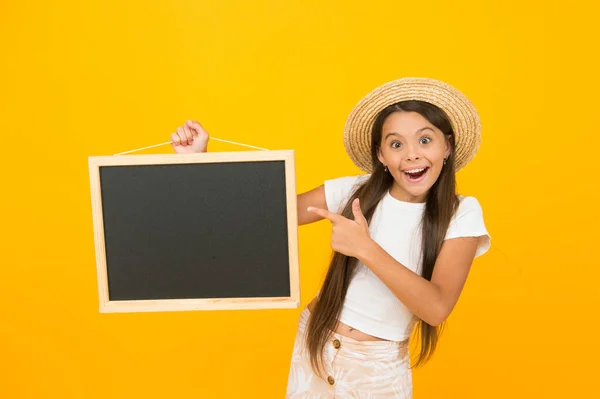 Sommerferienspaß. Kind in der Schule. glückliches Kind, das mit dem Finger auf die Tafel zeigt. zurück zur Schule. Unsere Schule ist für den Sommer fertig. Zeit für Reisen. Beste Reisewerbung. Kopierraum — Stockfoto