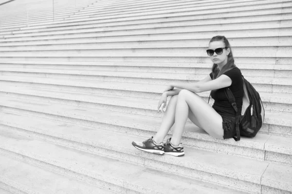 Reisen ist immer eine gute Idee. Sinnliche Frauen sitzen auf Stufen. Müde Reisende entspannen sich auf Treppen. Vergnügungsreisen. Reisen und Fernweh. Urlaubsreisen. Abenteuer und Entdeckungen. Reise light nach oben — Stockfoto