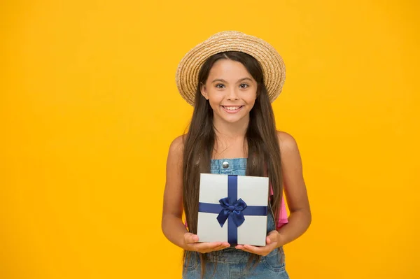 Jouw excuus om te winkelen. Gelukkig kind houden product box gele achtergrond. Cadeauwinkel. Winkelproduct. Koop en koop. Product verpakking. Vakantie voorbereiding. Product helpen met alle giftbehoeften — Stockfoto