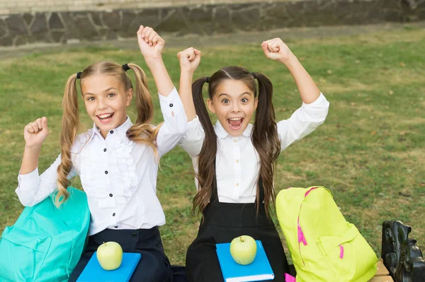 L'éducation est le pouvoir lors du choix des aliments pour la santé. Les enfants heureux prennent une pause snack. Nutrition et éducation sanitaire. Une saine alimentation. L'éducation formelle. Enseignement privé. Éducation et études. Enseignement à domicile — Photo