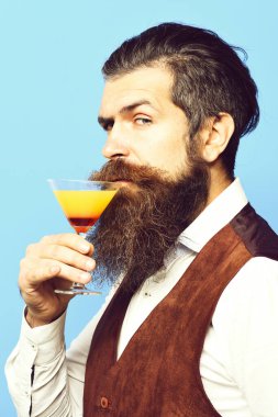 Gerçekten yakışıklı sakallı bir adam.