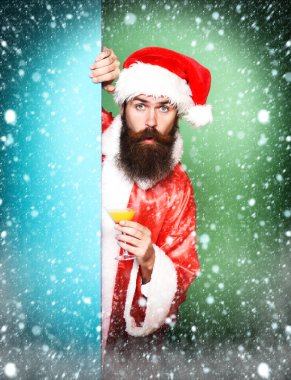 Şaşırmış sakallı Noel Baba adam