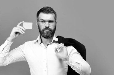 Huysuz suratlı ve mavi arka planda gözlüklü adam.