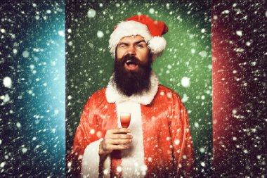 Yakışıklı sakallı Noel Baba adam