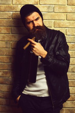 Sakallı vahşi Kafkas hippisi puro içiyor.