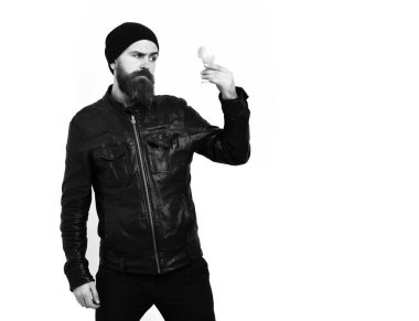 Kafkasyalı vahşi hippi elinde alkollü içecek ya da taze kokteyl tutuyor.