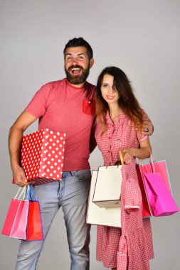 Sakallı adam benekli kutu tutuyor. Birbirine aşık çift