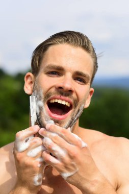 Arka planda odaklı olmayan, konsantre yüzlü maço.