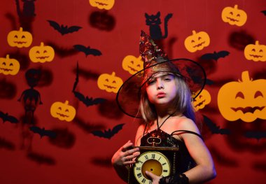 Siyah şapkalı küçük cadı. Endişeli yüzlü kız.