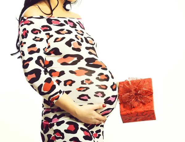 Kobiece dłonie kobiety w ciąży trzymającej obecny lub prezent — Zdjęcie stockowe