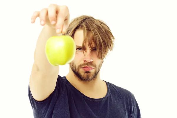 Hombre caucásico con fuerte expresión facial sosteniendo cola de manzana — Foto de Stock