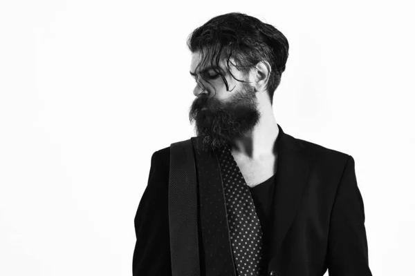 Brutal kaukasisk hipster i svart kostym med band på axeln — Stockfoto