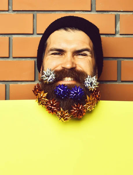 Бородатий чоловік, жорстокий білий розважальний хіпстер із зірками прикрас подарунків — стокове фото