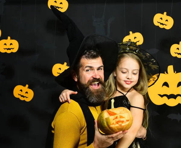 Koncepcja Halloween party. Dziewczyna i brodaty mężczyzna o wesołych twarzach — Zdjęcie stockowe
