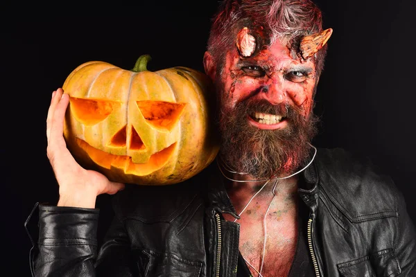 Concepto fiesta de Halloween. Demonio con cuernos y cara aterradora — Foto de Stock