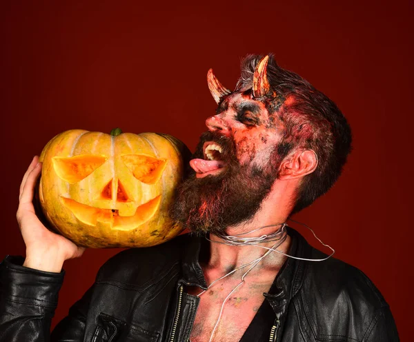 Concept de fête d'Halloween. Démon aux cornes et au visage maléfique — Photo