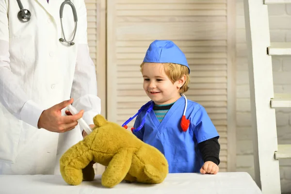 Un petit assistant fait une injection aux ours en peluche — Photo